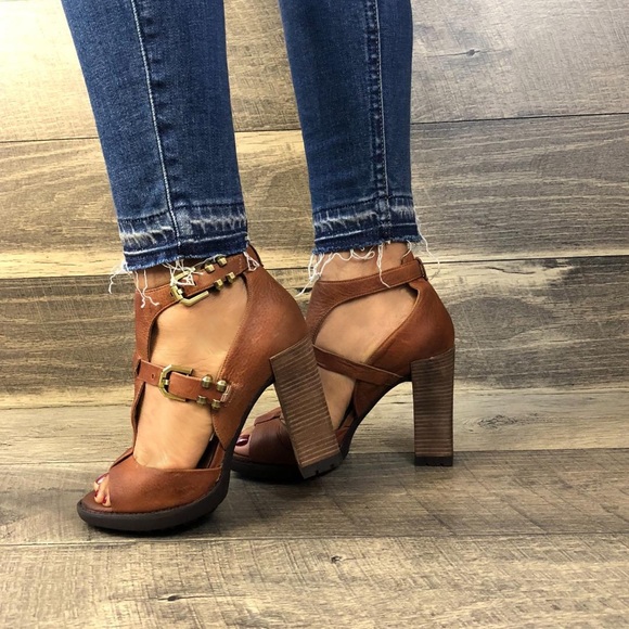 Kenneth Cole Shoes - Kenneth Cole NY Oliver low cut out stacked heel